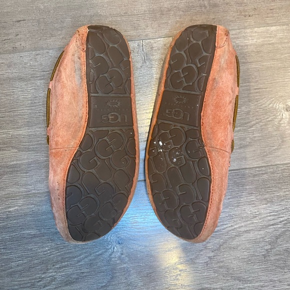 UGG classic slippers in good condition. Comfy and refreshed/dry cleaned. - Picture 2 of 5